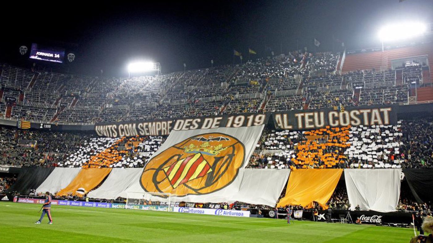 Gran tifo desplegado por la Curva Nord con el murciélago del Valencia CF y el lema «Units com sempre des de 1919»