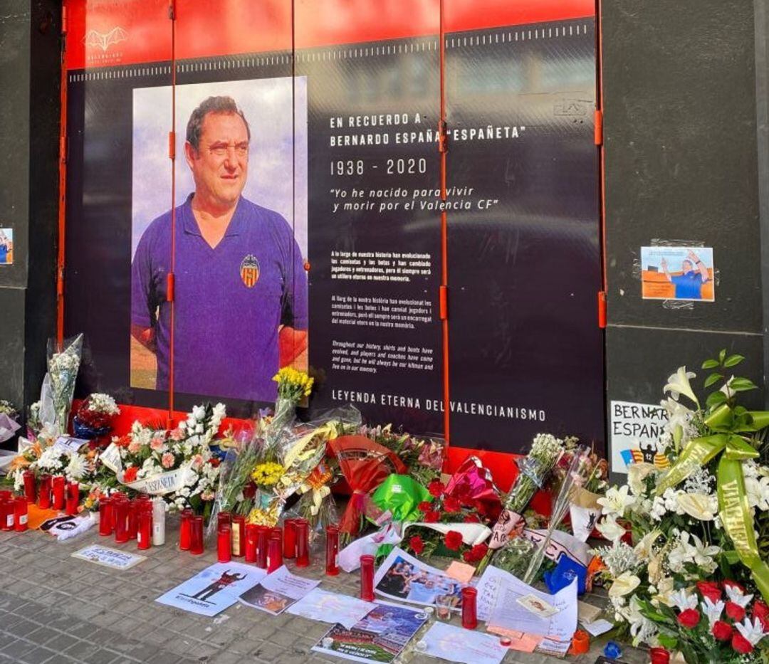 Mural de homenaje a Bernardo España, «Españeta», frente a Mestalla, cubierto de flores y velas de la afición